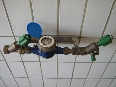 Wasserzähler an einer gefliesten Wand