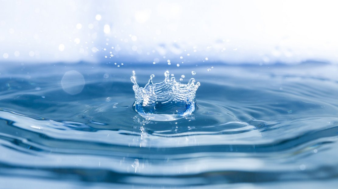 Wassertropfen fällt ins Wasser